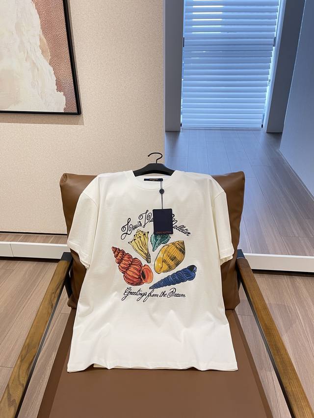 上新Louis V* X Tyler 夏季贝壳刺绣Tee 和咱们前面卖的棋盘格毛织T还有休闲裤都是同一大厂出来的，你们拿到货品质都看到了，和你们之前买的那些市场