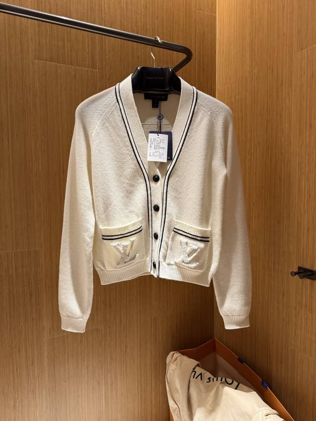 上新！鼎级版本Louis V* 25早秋帆船系列太好看了！主要工艺在领贴全件人工缝盘，比较费时费力，而且70%进口澳洲羊毛30%羊绒的柔软和蓬松度都非常好，这种