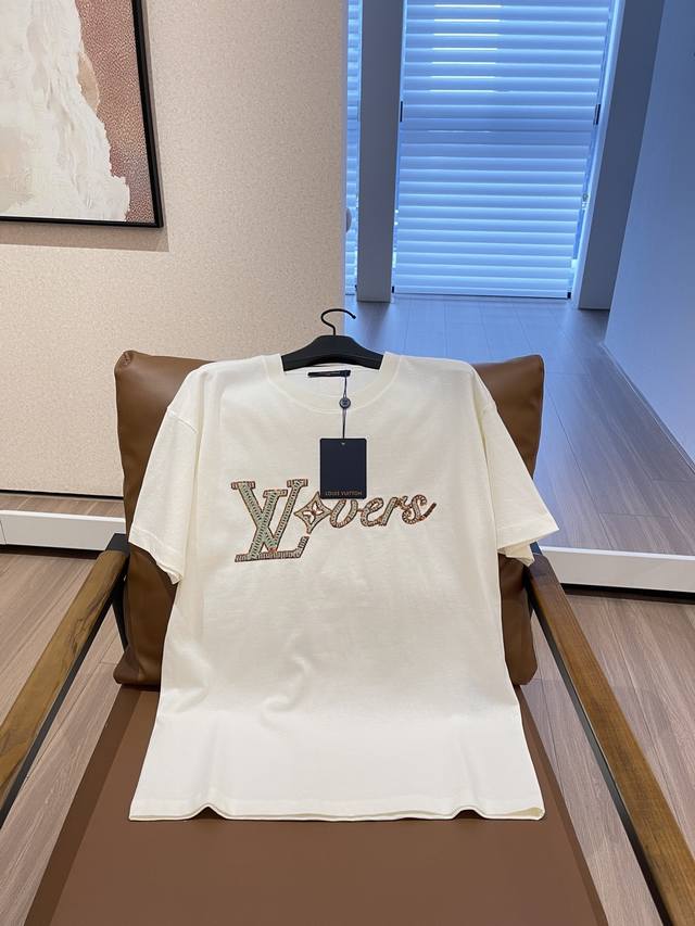 上新！ Louis V｜重磅钉珠亮片刺绣T 高段位的品！懂得来入定织重磅日本进口100%纯棉面料 克重230G 织面更密实细腻 有一定厚度 不会像市场上通货稀疏
