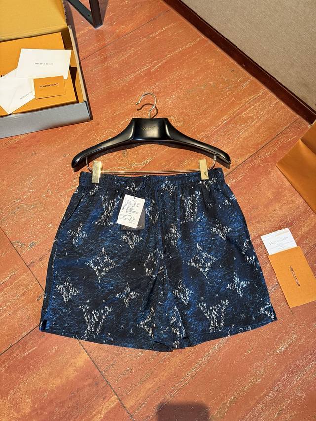 Louis V*沙滩系列短裤细节 极具奢华的夏季套装 很薄很清凉！！上身就是裸感！纯天然环保高温染色而成 对色用时一个月 色泽明艳 色牢度达三级以上！手感柔软滑