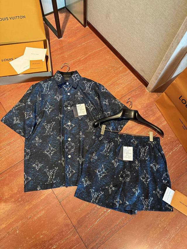 上新！Louis V* 2025夏季丝绸套装 这个面料的舒适度 当睡衣穿都不过分 短袖+短裤都有 可分开购买～看细节：每一件都手工对位 门襟 侧缝 口袋 还有领