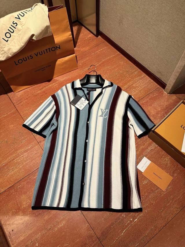 Louis V* 25Aw最新款色彩条纹拼接针织Polo短袖也来啦！这款采用客供进口100%纯棉毛织 纱线经丝光工艺处理 表面细腻 针织纹理 整件软糯 垂坠！