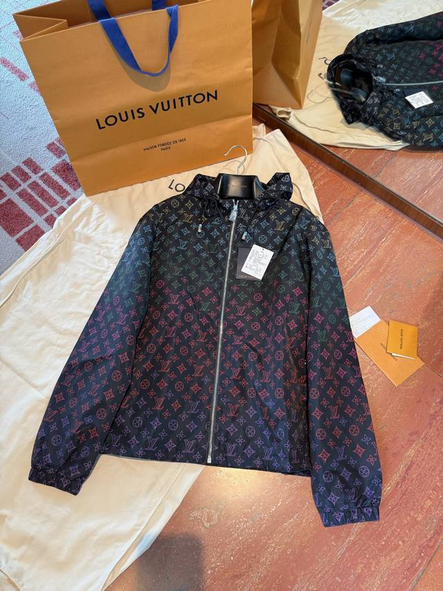 上新！高举推荐的Louis V*的重头戏！！！ 老花渐变经典不过时！ 细节到位高姿态！毫不费力的夏日穿搭从防晒开始领口带钻吊粒原产地材料 经过多道工序才做到和Y