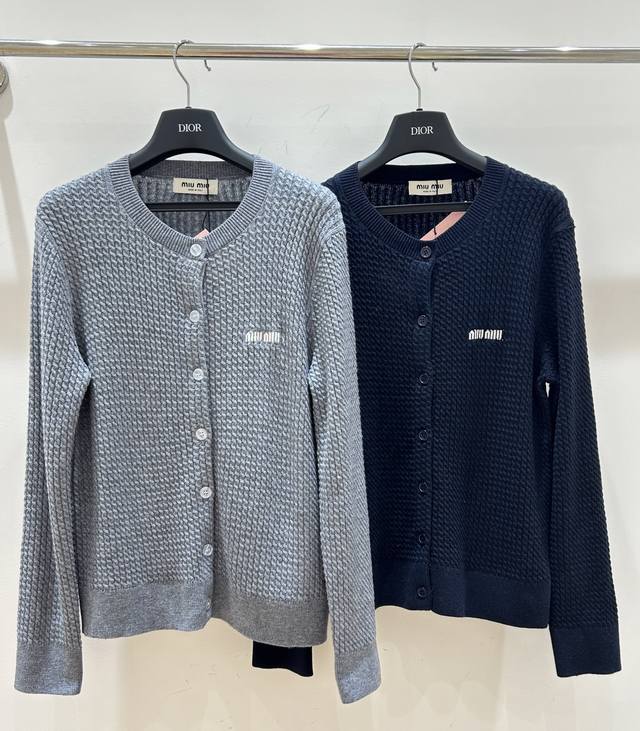 春季上新！Miumiu小众设计来袭，麻花扭绳字母刺绣针织开衫，独特时尚，尽显个性魅力，轻盈透气，春日必备单品！