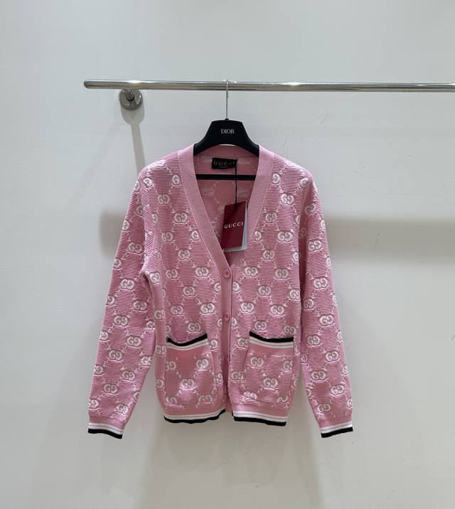 新款现货 古驰Gucci满身提花V领开衫，撞色设计独特吸睛，优雅开衫秒发货，时尚不凡，即刻拥有！