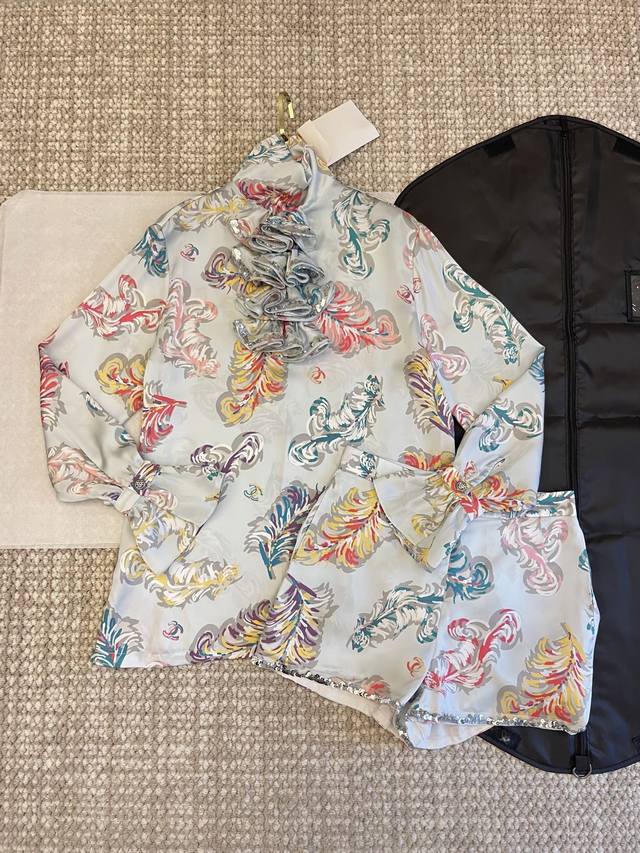 短裤 Chan’1 25Ss新品上线重工压褶花边手工珠片衬衣短裤简直就是人间富贵花的即视感重工的立体压褶花边纯手工打造珠片包边立体的花边飘逸灵动的同时珠片更是增