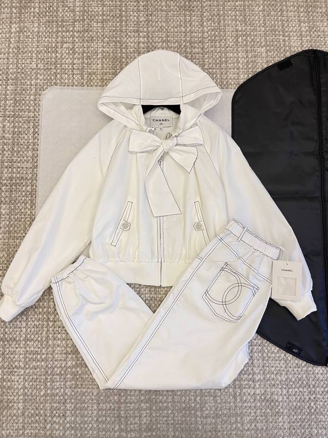 外套 Chan’1 25Coco Beach新品上线明线裁剪蝴蝶结飘带连帽外套松紧长裤Yb一比一开发 最高版本发售定制撞色车线刺绣工艺 跟对细节~~简简单单的剪