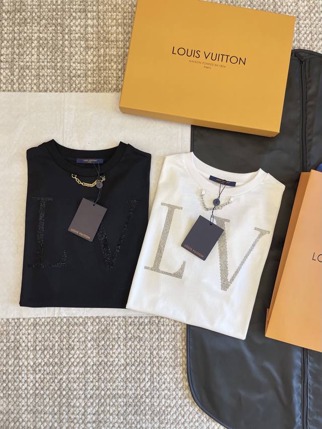 Louis&Vuit’On 25Ss新品上线胸前字母烫钻短袖T恤Yb一比一开发 最高版本发售胸前纯手工烫钻工艺 Blingbling滴两个颜色都很实穿低调又显奢