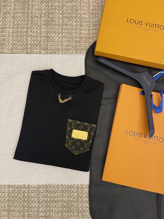 Louis Vuit’On 25Ss新品上线口袋拼接牛仔布老花金属片短袖T恤Yb一比一开发 最高版本发售老花牛仔拼接的口袋加持 极具特色低调又显奢华36.38.
