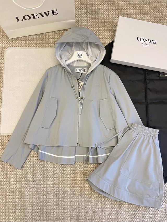 外套 半裙 Loe’E 25Ss早秋新品上线灰蓝色经典刺绣图标连帽外套短裤Yb一比一开发 最高版本发售采用科技面料 跟对Yb细节与用料胸前经典刺绣图案 低调的同
