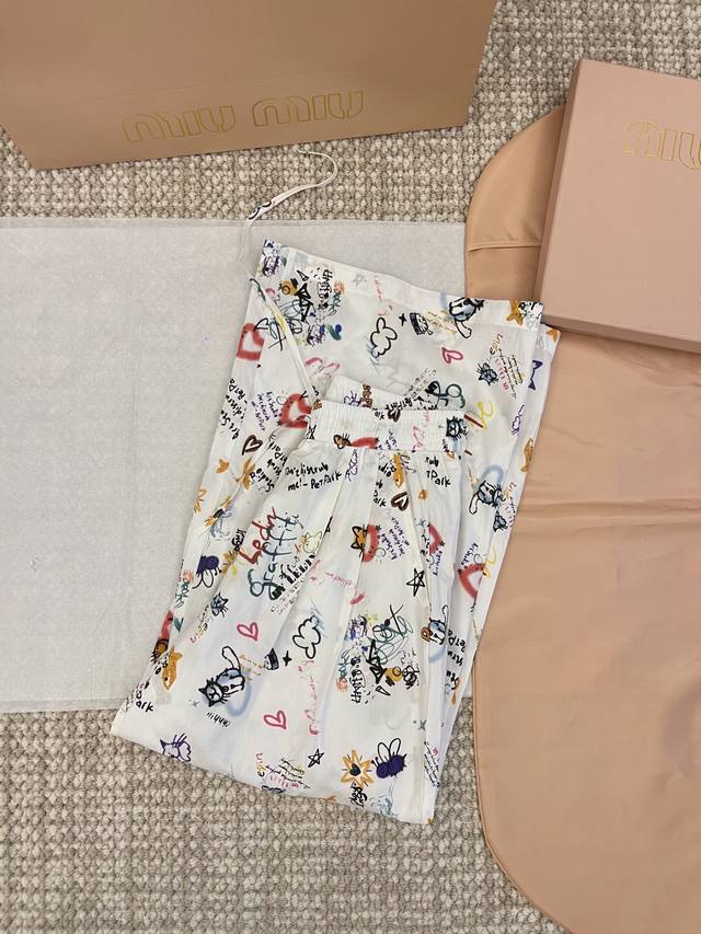 Aim Sh 新品上线卡通彩绘图案松紧腰阔腿裤万能百搭的一款阔腿裤通身卡通彩绘图案充满童趣与活力随便叠搭个短袖防晒衫就足够出圈轻松打造出门造型S.M.L