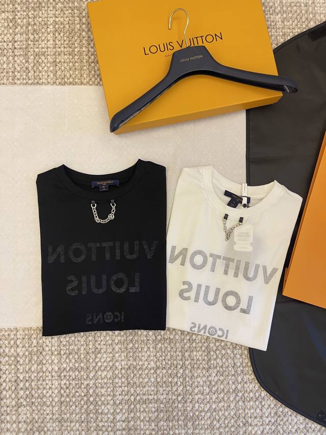 Louis&Vuitt’N 25Ss新品上线做旧印花字母链条短袖Yb一比一开发 最高版本发售进口全棉材质做到还原 面料质感十足领口以金属字母链条作设计亮点胸前用