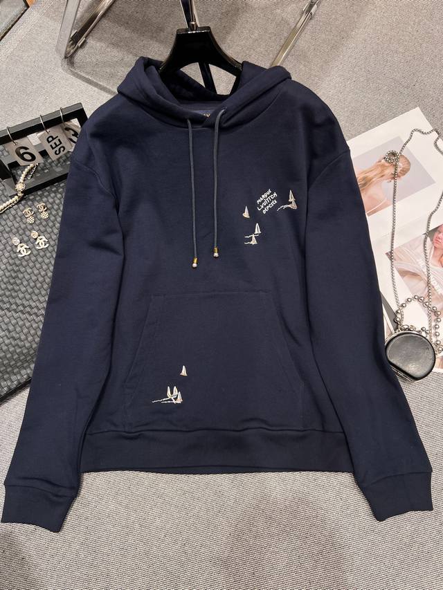 Lv 2025早秋新款连帽刺绣卫衣，官网在售，立体刺绣帆船图腾，扬航起帆，设计感十足，男女同款Sml