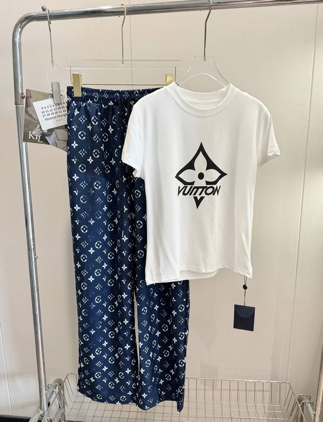 品名：1V 老花满印Logo短袖长裤慵懒套装 尺码：M.L 颜色：白色 老花高段位懒人套装，真正的时髦精，一件套装解锁行走的松弛感。三秒出门的仪式感，慢跑套装松
