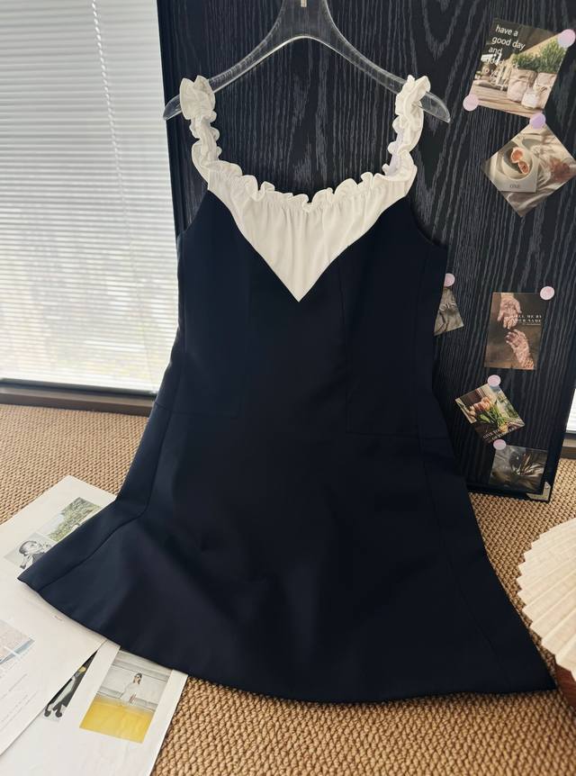 品名：Shushu Tong小众甜美撞色拼接木耳花边领一字肩连衣裙 尺码：S.M 颜色：黑色Jisoo同款，让人惊艳的连衣裙，每一处都超绝！亚麻与西装面料，紧实