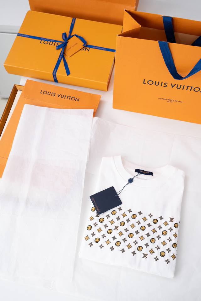 25Ss 新品 Lou-Is Vuitton T 恤Nigo联名限定款，满幅凹凸有致的Cute笑脸，真的太可爱啦！胸前和后背都是Monogram印花立体工艺，触