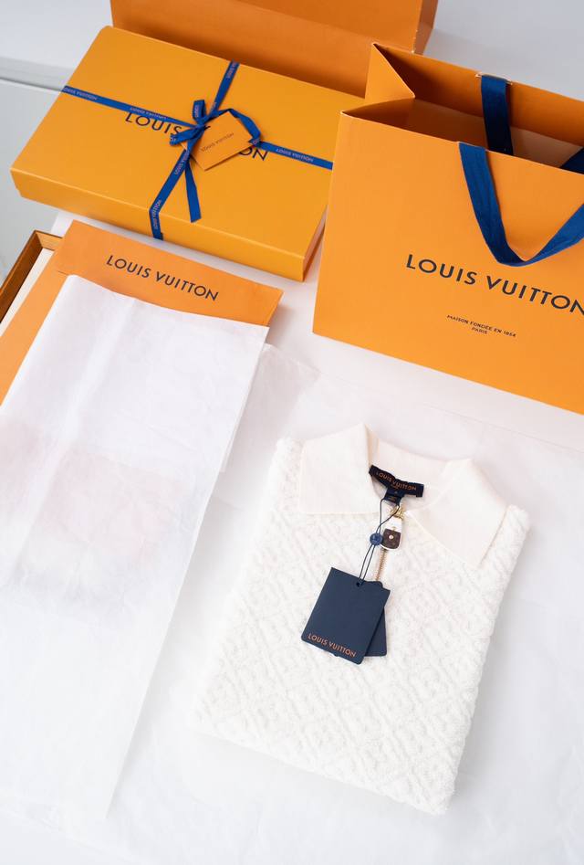 25Ss新品 Lou Is Vuitton短款半拉链衫整件纯色色调设计的毛巾圈，包容性强，透气轻盈，视觉立体又出众，满幅凹凸感极佳的Monogram图案，吸睛且