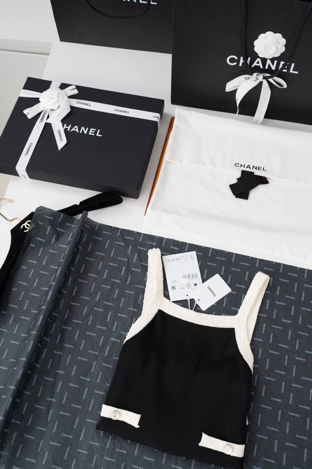 C*Hanel 25针织马甲背心极简风格的设计让人一眼爱上，简单的黑色搭配白色包边，白色上勾勒着小点点，颇有新意，前长后短的款式高级感十足，约两指宽的肩带拉长颈