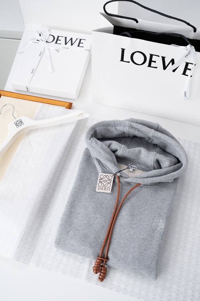 2025Loe We 棉质宽松版型连帽卫衣整件宽松版型上身休闲帅气，采用100%棉质中克重回圈面料，亲肤舒适又透气，经典连帽设计，配上印有Flamenco皮质软