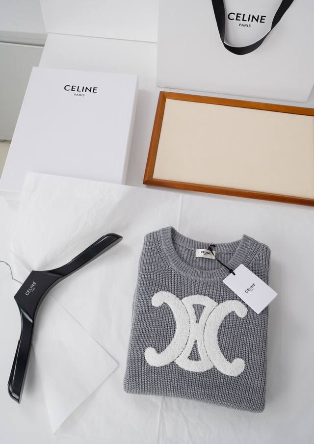 25Ss Ce Line 圆领套头衫整件采用小号毛线编织制作，软糯又不失时尚，宽松舒适的版型，完全没有束缚感，随性演绎慵懒，丰富肌理感，让暖意信手拈来胸前用白色