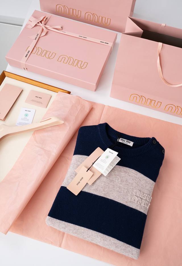 25Ss新品 Mi Umiu 套头毛衣Miumiu Upcycled的针织上衣，真的是一件巨显白藏肉的单品，宽松版型显瘦不挑人，简约随性，上身慵懒随意，轻松穿出