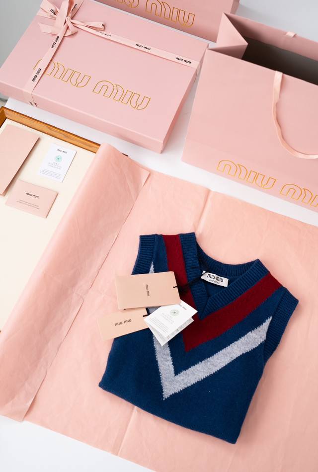 2025A新品- Mium Iu 针织马甲秋天穿搭新宠超好看的针织款，红蓝灰的色调搭配非常有学院特色经典版型上身显瘦不挑人，非常百搭哦Color：蓝色Size