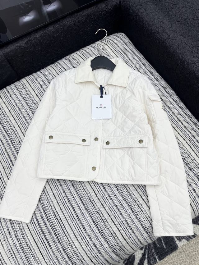爆款现货原单品质 Mon*｜25秋冬新品代购爆款本季最好看的一款棉服外套拼接翻领菱格设计！云朵般柔软的舒适感Yyds！可甜可盐气质少女风！专属撞色螺纹贴布 定位