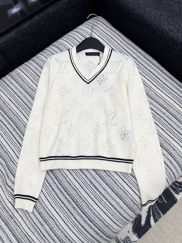 爆款现货原单品质 Lv*｜25新品镂空老花V领长袖针织衫精致常规版型上身巨显瘦！高弹力 定制工艺 低调奢华！时髦精必备单品解锁所有穿搭！认准我家品质！经典单品时