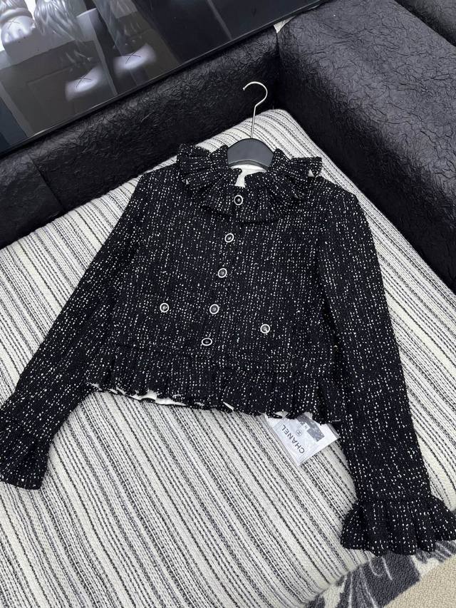 爆款现货原单品质 Chane*｜2025新品粗花呢花边荷叶领外套｜半裙定制Yb进口材质 肌理明显 质感上乘 粗花面料打造小香风典范 荷叶花边设计 尽显奢华的同时