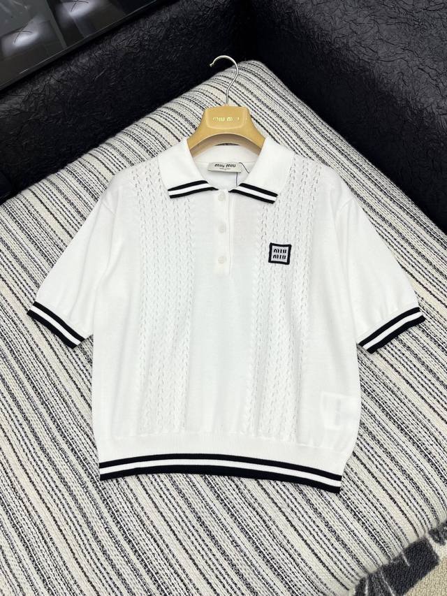 爆款现货原单品质 Miu Mi *｜25新品翻领镂空短袖针织衫纯欲系 精致常规版型上身巨显瘦！定制撞色徽标字母装饰 低调奢华！时髦精必备单品解锁所有穿搭！认准我