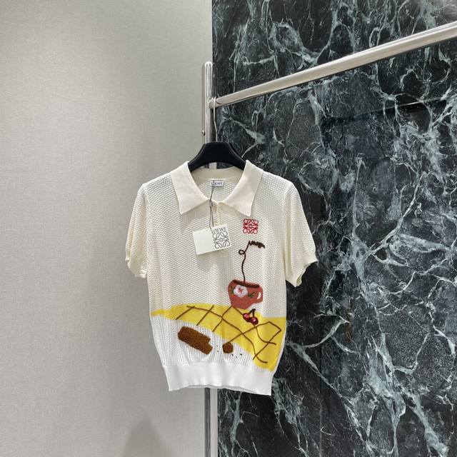 罗意威 25早秋新款 刺绣翻领针织短袖 配合大身童趣感彩色针织刺绣图案樱桃花盆等纹理 俏皮减龄标志性图腾徽标刺绣于前胸 让复古学院风格强烈减龄松弛 日常随意驾驭