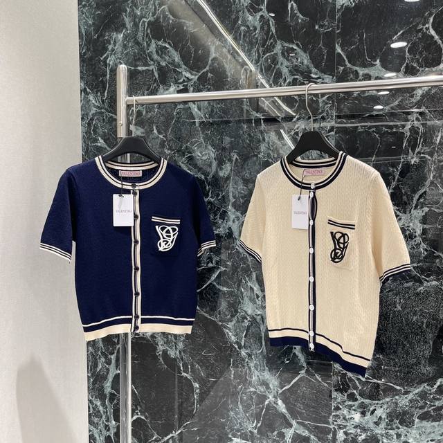 Val华伦 25早秋新款 针织撞色短袖开衫 胸前口袋勾勒出刺绣玫瑰花图案 增添时尚调性凸显品牌学院文艺气息百搭款式不挑年龄肤色适配减龄时髦复古风格。两个色Sml