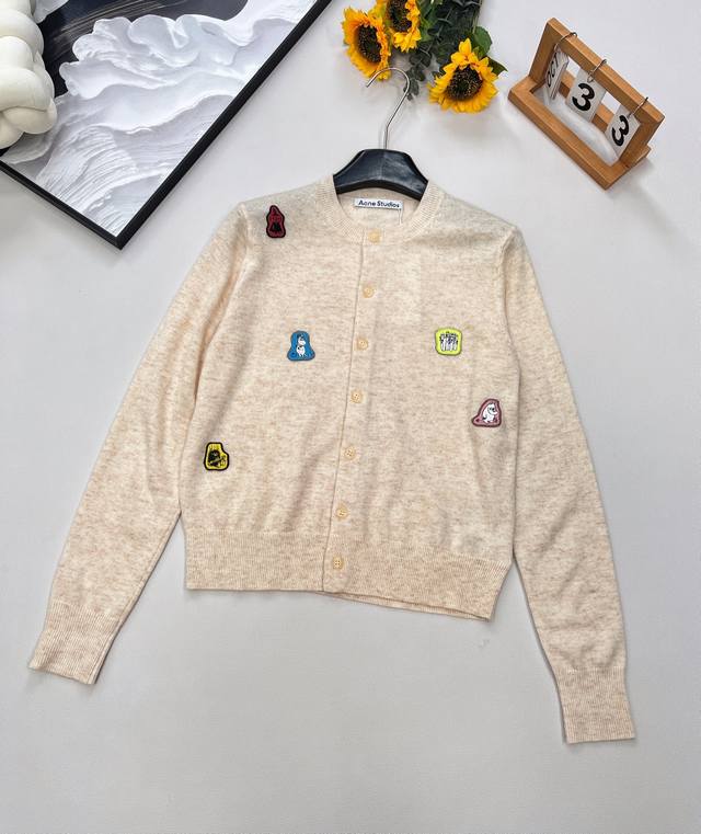 Acne Moomin 新款联名系列秋冬新品针织开衫，常规偏短打的开衫，穿起来十分利落显年轻！米色系百搭不挑人，加上彩色卡通刺绣, 就是满满的青春活力呀～散落在