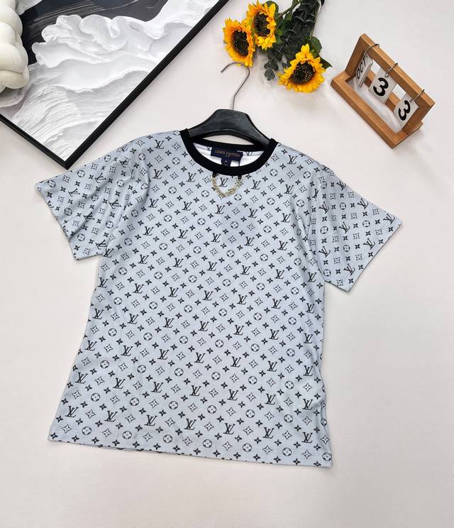 Louis Vuitton2025新款满Logo印花链条短袖T恤，定制Yb丝光全棉织造 质感高级舒适 常规圆领短袖剪裁 通体装点标志性四叶草元素字母徽标图案 包
