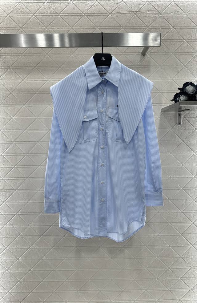 Miumi*2025新品上架 可拆卸披肩条纹长款衬衫定制Yb斜纹全棉材质 质感舒适 吸湿透气 翻领长款正肩衬衫裁剪 宽松直筒廓形 兼具精英文青感和度假松弛感 大