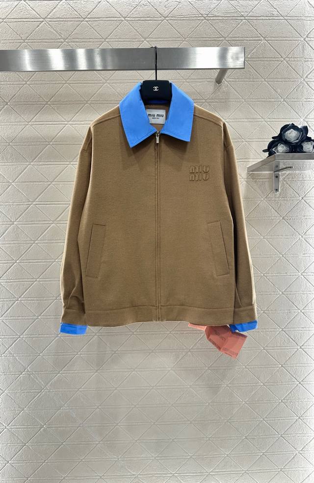 Miumi*2025新品上架 可拆卸领撞色夹克外套定制Yb进口精仿羊毛棉材质 质感细腻 垂感十足 穿搭更为舒适 拉链夹克版型 落肩翻领宽松设计 大身浅卡其配色