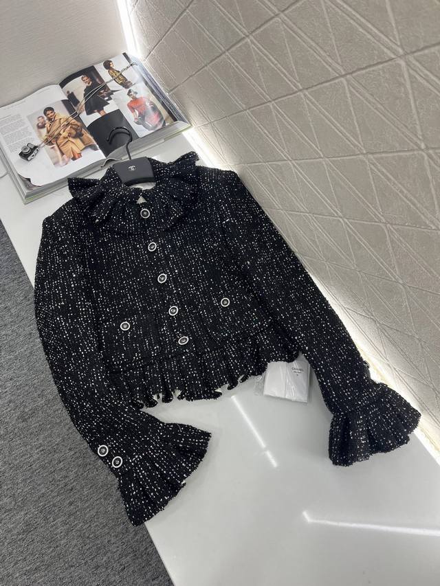 Chane*2025新品上架 木耳花边翻领洋装半裙套装定制Yb进口粗纺羊毛呢材质 质感高级 品相十足 翻领洋装外套版型 袖口点缀立体错位小飞袖造型 与下摆和领边