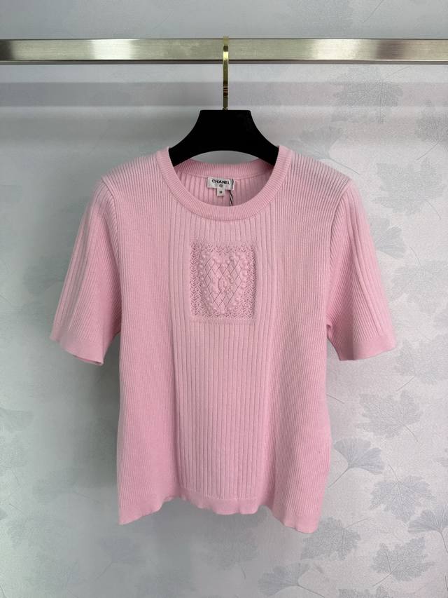 Chane*25春夏新品！极简风针织上衣 减龄且时尚 超级百搭 字母Logo设计 绣饰奢华又高级 经典圆领修身版型百搭不挑人时髦又高级！1色3码Sml。T226