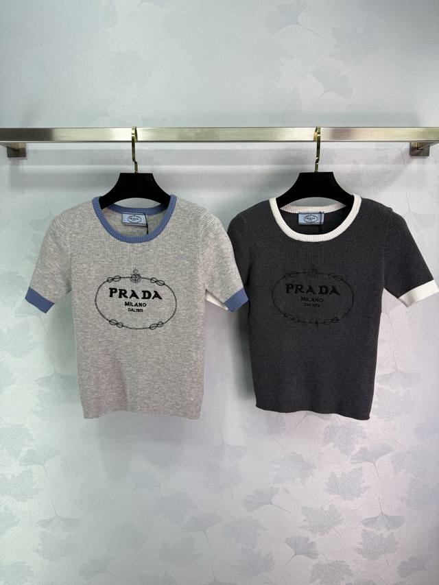 Prad* 2025早秋最新系列！撞色圆领针织短袖！定制羊毛混纺针织材质 舒适柔软 质感十足 圆领短袖剪裁 领口袖口撞色点缀 增添俏皮气息 胸前品牌字母刺绣 皇