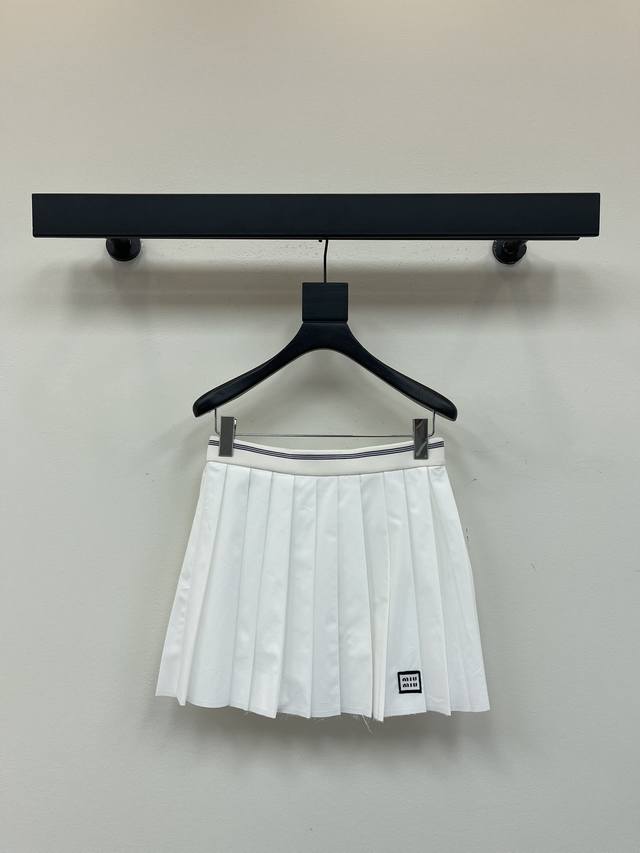 Miumi*25早秋新款织带拼接休闲系列 高腰百褶短裙。简约白色基调尽显干净纯粹，拼接Logo织带松紧腰。高腰A字百褶裙，经典的标志点缀，一系列搭配上身简约又不