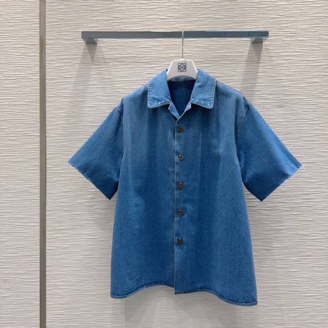 Loe W* 2025Ss新款 高版出品~超时髦新款丹宁牛仔 酵洗个性色调上身又酷又飒爽 采用定制高品质斜纹棉质水洗牛仔面料，纹理细腻，棉感自然，既有筋骨感又不