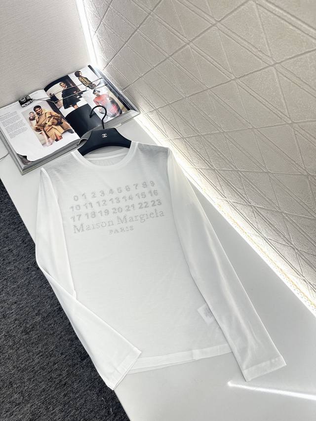 Maison Margiel*2025新品上架 圆领烫钻长袖上衣定制Yb进口天丝棉材质 质感舒适 弹力好穿 圆领微透长袖上衣裁剪 胸前数字排列标志性字母徽标烫钻
