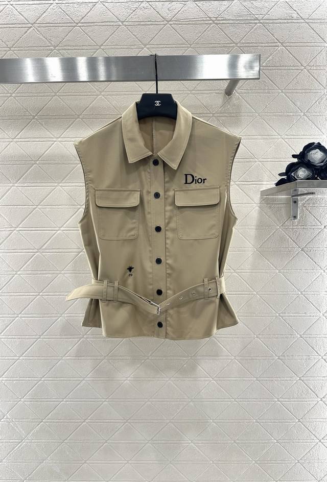Dio*2025新品上架 腰带马甲长裤套装定制Yb斜纹全棉材质 质感柔软亲肤 垂感更强 品相高级 翻领西装马甲高腰阔腿长裤 马甲胸前对称口袋 单侧以刺绣字母徽标