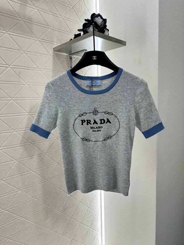 Prad*2025新品上架 撞色刺绣字母针织短袖定制Yb羊毛纱线织造 质感高级 舒适柔软 圆领针织短袖剪裁 通体细密钩针肌理纹 大身与领口袖口螺纹包边 形成颜色