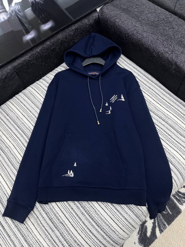 爆款现货 原版定制 Lv｜25早秋经典重工刺绣带帽卫衣干净利落的裁剪，落肩宽松慵懒版型 面料厚实挺阔有型，袖口弹力螺纹设计 多种穿搭 宽松舒适无束缚感，满满的随