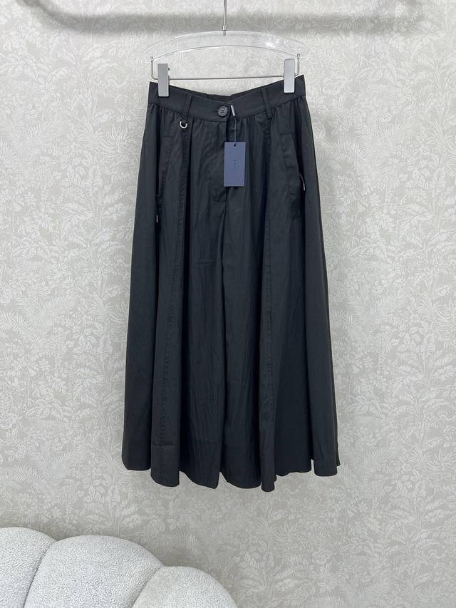 Prad*25新款纯色防嗮半裙 很好看又时髦 两侧拉链口袋纯色反而是减龄有活力的 上整个裙摆用量很大 后身经典三角标装饰 上身立体感十足 长度在膝盖以下 藏肉小