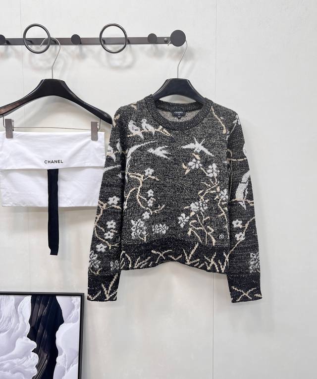 Chanel2025新款新中式钩花飞鸟针织毛衣定制Yb羊毛纱线织造 密度细针织造 清晰毛感肌理 舒适亲肤 螺纹圆领落肩剪裁 穿出慵懒松弛感 袖口衣摆同色螺纹收边