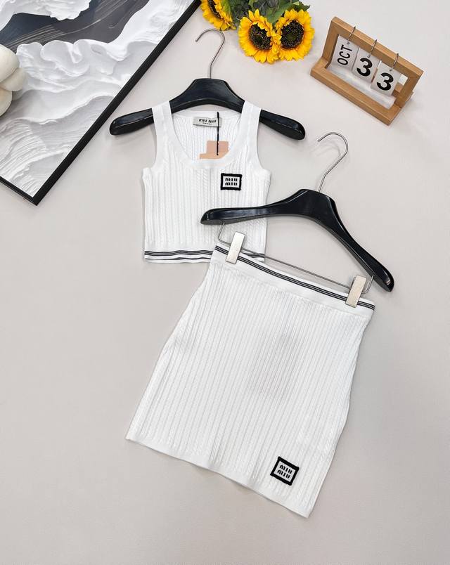 Miu Miu 新款针织背心半裙套装，松弛时髦感狠狠拿捏奶白针织面料自带精致滤镜，标志性徽标点睛，氛围拉满短背心露腰藏不住的好比例，半裙裹身藏肉又利落，适配多场