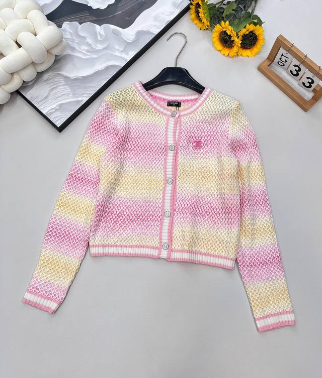 Chanel 小香新款渐变针织开衫毛衣..大爆款 绝绝子啊这件！采用羊毛面料 手感摸起来太太太舒服了！！弹力也很好 上身简直不要太舒服！领口前有个小香的标志！精