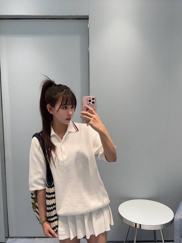 上衣 半裙 Miumi* 25Fw早秋新款 学院风白色毛巾针织短袖Polo衫+半裙套装丨独家Yb开发！高版出品！宽松Polo短袖版型，领子拼色条纹饰边学院风细节